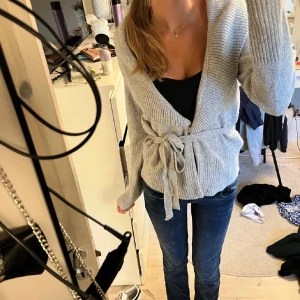 Kofta - Säljer nu denna kofta som ja köpte här på Plick. Säljer den pågrund av att ja inte kände att de va min typ av kofta sen💕 men den är jätte fint skick passar xs/s perfekt (inte min bild p första de e av hon ja köpte av!)