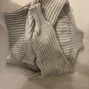 Tre stickade tröjor  - angordnade efter bild: Storlek S, H&M Storlek M, GinaTricot  Storlek S, Lager157  Säljer i paket pris, ifall enskilt plagg önskas kom med prisförslag.