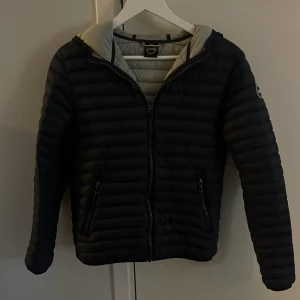 Colmar jacka  - Tja säljer denna jacka då den är för liten , den har en difekt på höger arm men inget man tänker på. Nypris är runt 3000 Pris kan diskuteras 