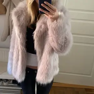 Hej säljer nu min päls jacka som är ifrån topshop, ser lila ut på bilden men den är vit/grå i verkligheten . Inköpt för 1200. Jackan är i bra skick och är i storlek S. Om ni undrar något är det bara att höra av er.