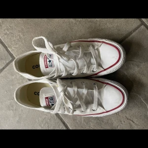 Vita converse  - Vita converse i storlek 35. Lite använda, liten fläck vid tårna men annars bra skick.