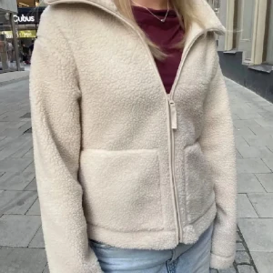 Teddy jacka - LÅNAD BILD!!! säljer min superfina Teddy jacka från hm då jag behöver göra mig av med lite jackor, fint skick men har en liten fläck på armen💗