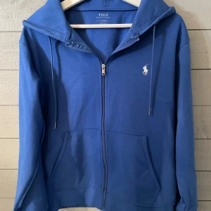 Ralph Lauren tröja, S - En snygg blå tröja från Ralph Lauren. Bra skick och sparsamt använd. Skriv vid minsta lilla fråga!