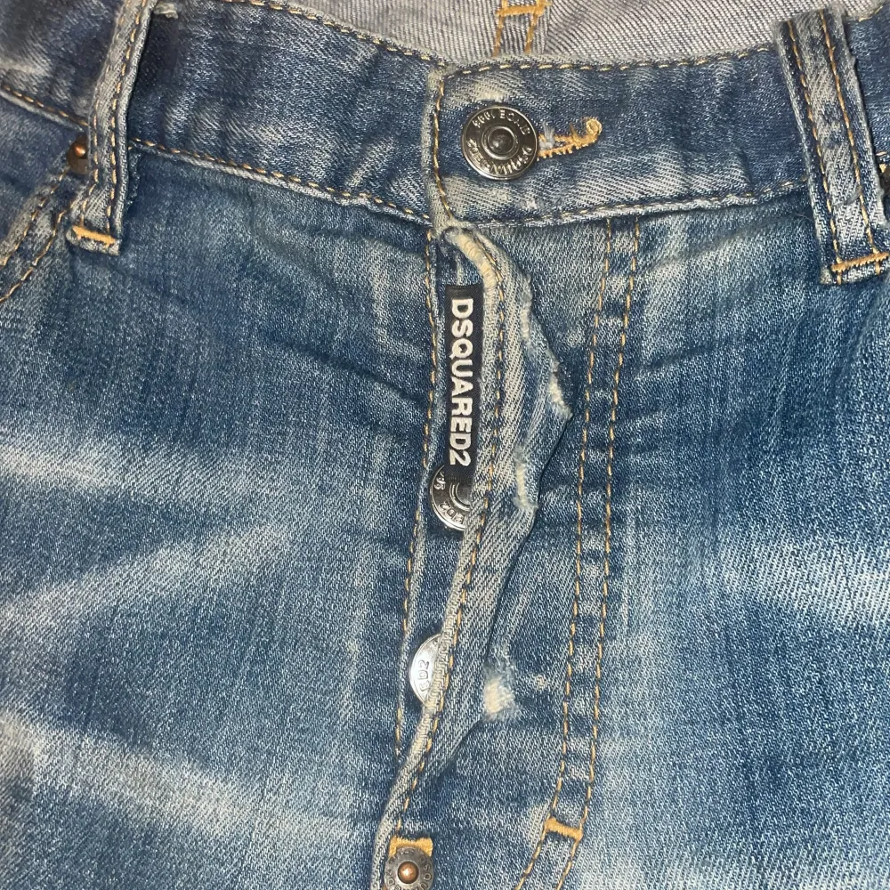 Säljer mina feta Dsquared jeans då jag inte gillar dom längre. Har bara använt dom ett fåtal gånger. Dom passar nån som är typ 175-180 bror på hur man vill att dom ska sitta. Priset kan diskuteras och skriv för minsta lilla fråga och mer bilder . Jeans & Byxor.