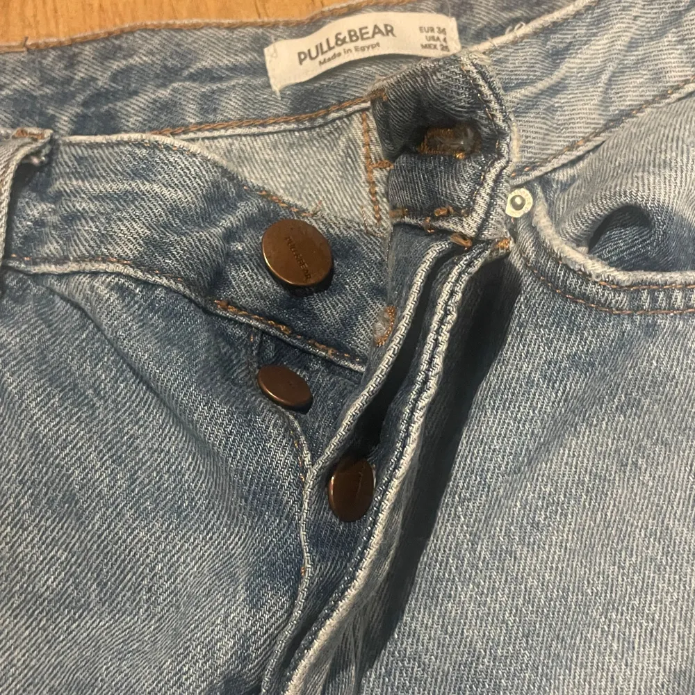 Säljer ett par raka blå jeans från Pull&Bear i storlek 36, då jag ej använder de längre.                                         Bara att skriva för mer information!. Jeans & Byxor.