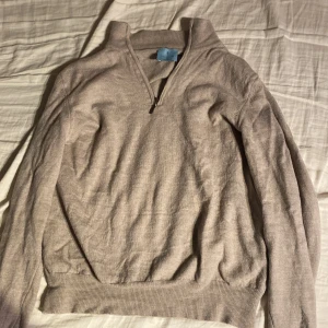 Säljer min 100% kashmir halv zip - Säljer varan pågrund av att den är för liten och jag har ingen användning av den, använt den 10-15 gånger men fortfarande okej kvalite, OBS, två pytte små hål som man knappt lägger märke till finns även på denna tröja 