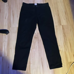 Svarta chinos - Säljer nu mina svarta chinos, köpte för några år sedan men har inte använt dom eftersom att som inte passade.