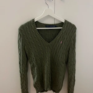 Ralp lauren tröja  - Militärgrön stickad Ralph lauren tröja med rosa ralp lauren märke. Jättebra skick, köpte för 1200