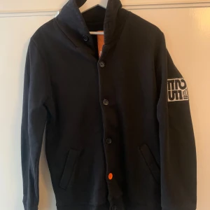 Tröja med knappar  - Använd men i fint skick