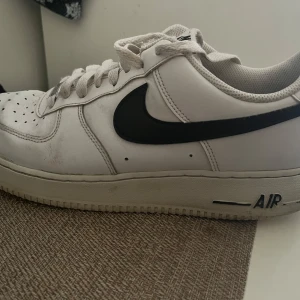 Nike air force - Använda  Säljer eftersom har köpt nya  Har små hål i undersidan 
