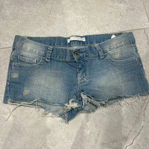Jätte snygga jeans shorts i stl S, säljer för 285kr - Jätte snygga!