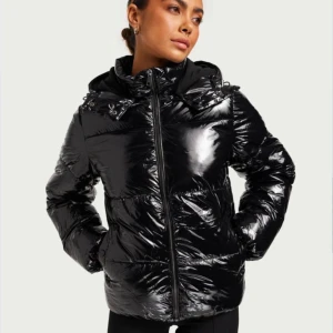 Vinterjacka Nelly  - Jag säljer min fina vinterjacka köpt förra året, den är i väldigt bra skick. Pris kan diskuteras💕