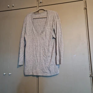 Ulltröja h&m - Tröja i ull och cashmere från h&m. V-krage. Fint skick