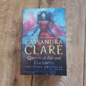 Queen of air and darkness - Som ny. Cassandra Clare's "queen of air and darkness" från bokserien "the dark artifices"