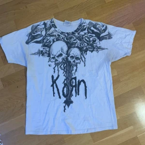 Korn T-shirts – 2000-talet - Korn T-Shirt – 2000-tal i bra skick.  En riktig raritet för hardcore-fans!