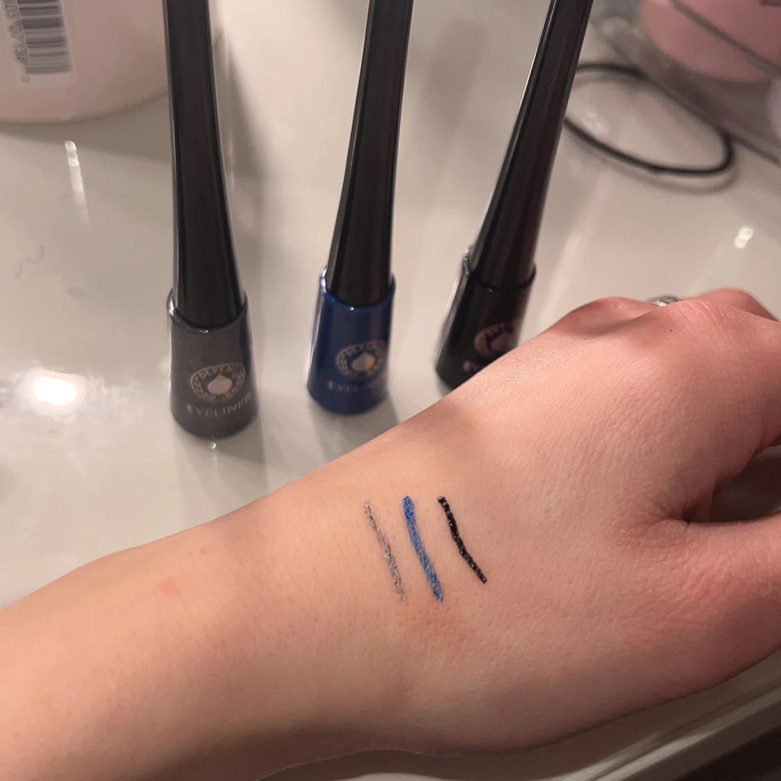 Tre flytande eyeliners i olika färger - 1