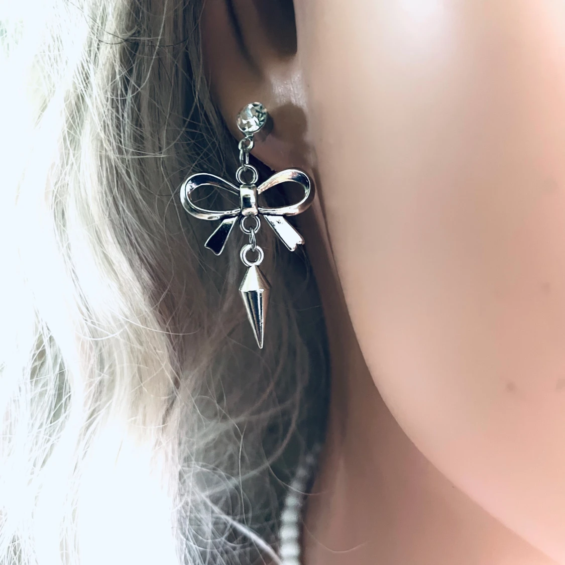 Made by prisförslag- 1 st örhänge rosett