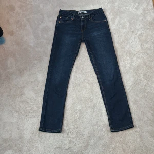  Levi's jeans  - Säljer nu dessa Levi’s jeans i modellen slim taper. Storlek 14 years (164cm) lite slitningar men syns knappt på. Säljer på grund av för små.