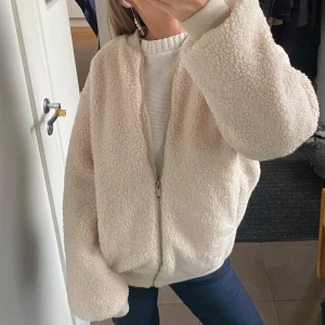 Crémfärgad/beige teddyjacka - Säljer denna mysiga oversize jackan som ser helt ny ut då den endast är använd 3-5 gånger❣️❣️ Ursprungspris 995 kr, storleken är 34 men passar även större storlekar. 