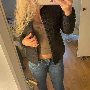 Svart quiltad jacka - Säljer jätte fin jacka från uniqlo som passar bra till allt och är så stil ren !💕 den är lätt o smidig att få med sig. Köpt för 750 och är i bra skick men säljer den endast för 450, hör av er vid frågor priset är inte spikat 🩷