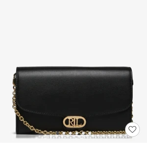 Svart kuvertväska Lauren Ralph Lauren HELT OÖPPNAD - Aldrig använt, helt oöppnad kommer i original förpackning. Inge post bara uppmötning och bara kontant. Elegant svart kuvertväska i skinn från Lauren Ralph Lauren med en stilren guldkedja och logotypdetalj framtill. Perfekt för att ge en lyxig touch till din outfit. Väskan har en praktisk storlek och är lätt att bära med sig. Nypris: 2500kr
