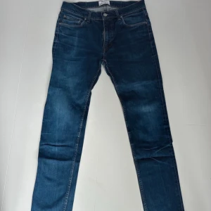 Blåa Slim jeans från Acne Studios - Snygga blå jeans från Acne Studios . De har en klassisk femficksdesign och en bekväm passform. Perfekta för en stilren look.