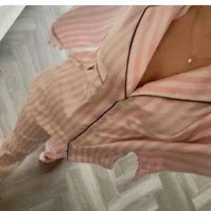 Victoria Secret pyjamas - Säljer nu mitt superfina pyjamas sett från Victoria Secret! Det är nytt och därför i super skick! 