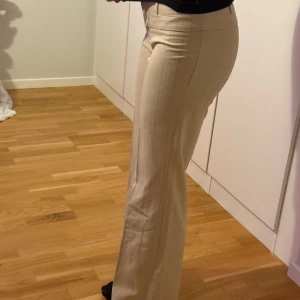 Kostymbyxor  - Lite mer vintage beige kostymbyxor som sitter som smäcken. Jätte fina och sköna i storlek S. 