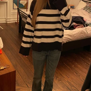 Randig tröja❤️ - Säljer en snygg randig tröja från Gina Tricot i svart och vit. Tröjan har långa ärmar och en ribbad kant vid halsen och nederkanten. Perfekt för en stilren look. 🤍🤍