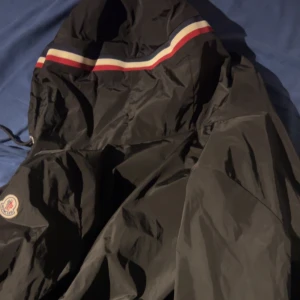 Moncler jacka  - Säljer billigt i och med rensning utav garderob så vill gärna bli av med den snabbt, pris kan diskuteras vid snabb affär ⤵️ 