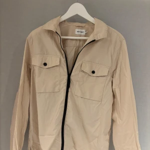 Beige overshirt från East West - Snygg beige overshirt från East West 