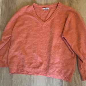Aprikos stickad tröja - Säljer en mysig orange stickad tröja från ellos. Skriv gärna vid frågor.