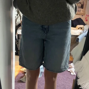 Jeans Jorts - Säljer ett ljus blåa jeans jorts från H&M, passar perfekt på en varm sommardag 🌼
