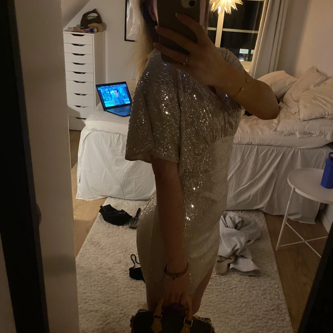 Glittrig kortklänning i silver - 2