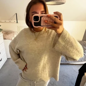 Beige stickad tröja - Mysig beige stickad tröja med långa ärmar och som jag älskarrrrr!!!! Perfekt till våren!!! Lägg prisförslag 💞💞💞🤭🤭
