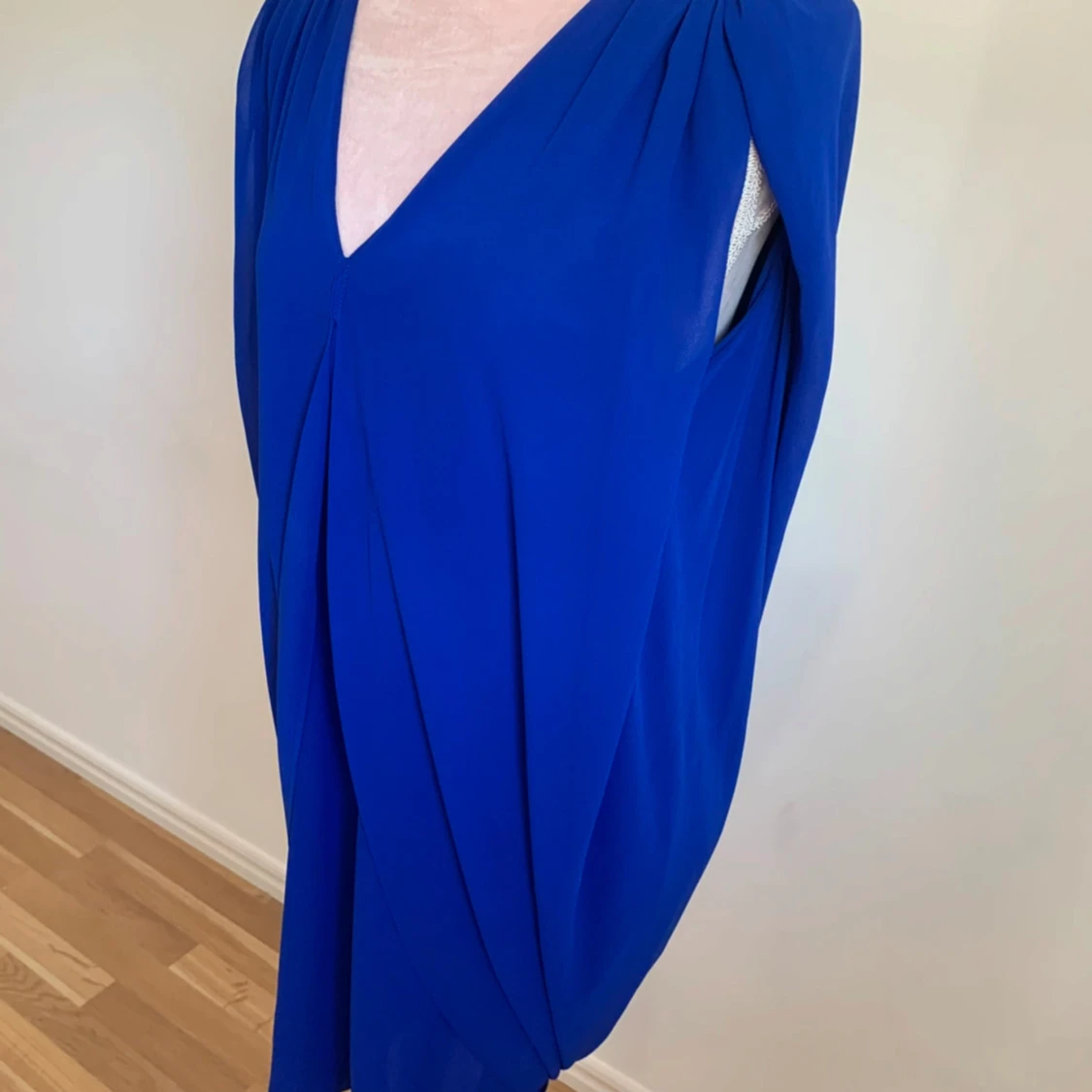 Blå klänning med öppen rygg - 2