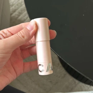 Dewy Stick från CAIA Cosmetics - Säljer en Dewy Stick från CAIA Cosmetics. Perfekt för att ge huden en fräsch och daggig look. Kompakt och lätt att ta med i väskan. Perfekt för att snabbt fräscha upp sminket under dagen. Aldrig använd bara testad.