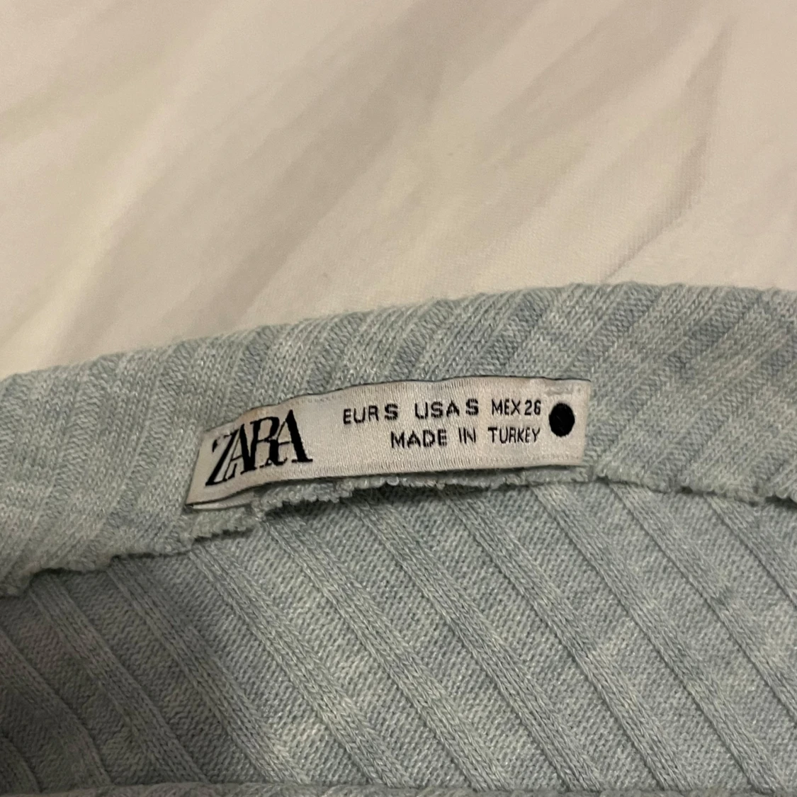 Ljusgrön ribbad topp från Zara - 2