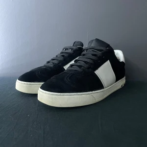 Valentino fly crew - Tja, säljer nu dessa snygga fly crew som är i färgen svart, de saknar smanlagt 3 spikar på högersidan medans vänster sidan är komplett. Finns lite märken i bak där hälen ska sitta inget som känns utan bara färg som slits bort. Vid minsta lilla fundering är det bara att höra av sig :)