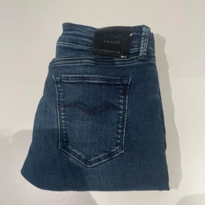 Replay jeans - Säljer ett par feta replay jeans dom är väldigt korta i långden men dom är riktigt feta dom är  28 w 27/28L 