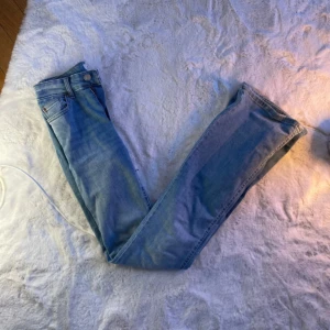 Only jeans - Jättesnygga utsvängda jeans från Only. Aldrig använda, köpa för ca 500! Storlek XS 32