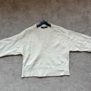 Stickad tröja - Säljer en ljus, beige stickad tröja i strl XS ifrån BikBok. Köparen står för frakten🤍