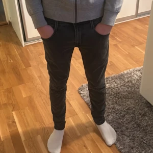 Replay jeans - Ett par schysst replay anbas jeans i mörkgrått obs lite hål under bakfickan 