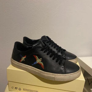 Svarta arigato skor - Storlek 41. Okej skick, använts mycket. Skolåda och påsen ingår. Nypris 2400kr.