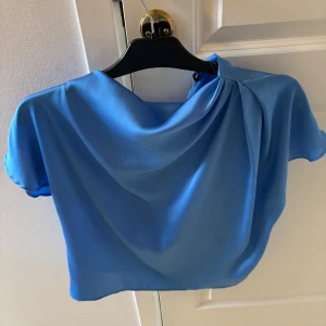 Zara blus - Snygg blå blus från Zara i storlek xs men passar även s. Använd max 3 gånger så är i mycket bra skick💕💕