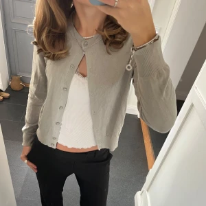 Grå stickad kofta  - Grå kofta från H&M i storlek M, passar även S. Fint skick. Använd gärna köp nu!