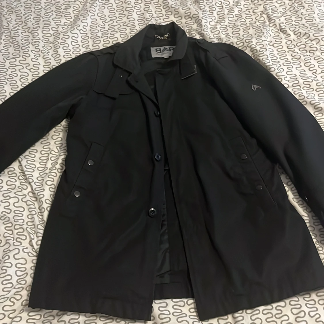 Svart trenchcoat från Barbour