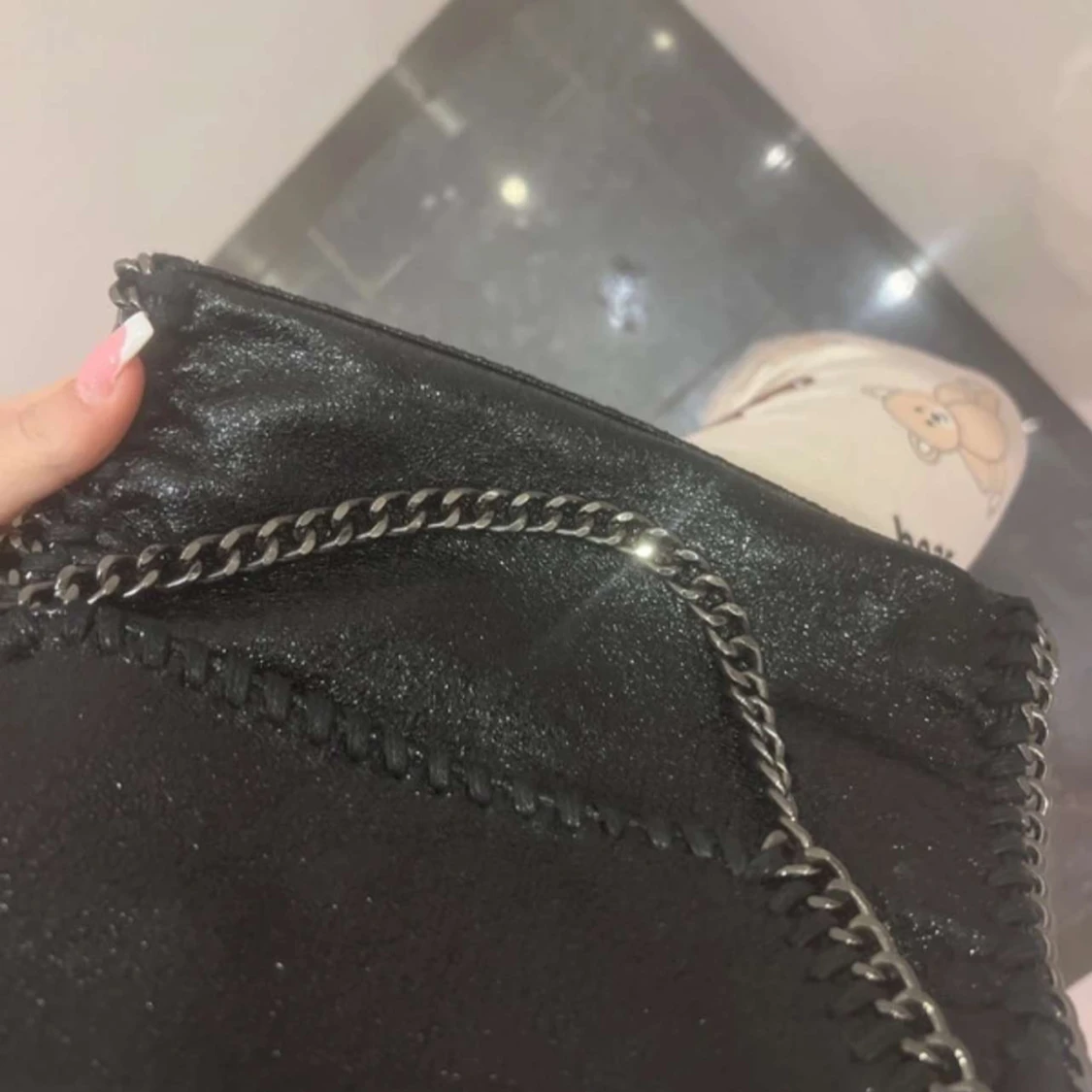 Svart axelväska med kedjedetaljer - 1