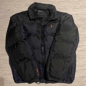 Polo Ralph Laurent jacka  - Hej! Säljer nu dessa svin feta polo Ralph Laurent jacka. Jackan är i fint skick med lite slitage, dragkedjan trasig. L passar M. Hör av dig vid frågor 