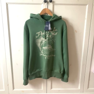 Ralph Lauren Hoodie! - Hej, säljer nu denna Ralph lauren hoodien i storlek M | Tröjan är i utmärkt skick utan några defekter | Hör av er om ni har några frågor!